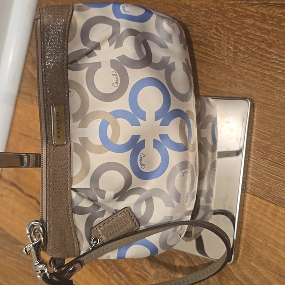 (NWOT) Coach Signature Tan and Blue Wristlet - Picture 1 of 17